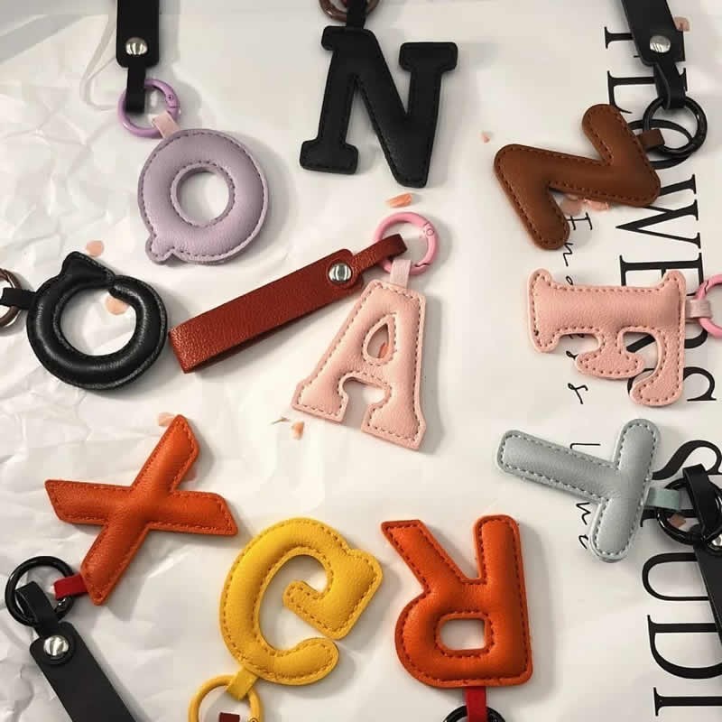 Washable Fashion Creative 26 English Leather Keychain Hanging Cartoon Pendant Keyring Bag Phone Key Chain Ring Decorations Accessory Gift