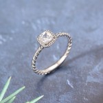 Women's Korean Crystal Zircon Twisted Ring in White Gold